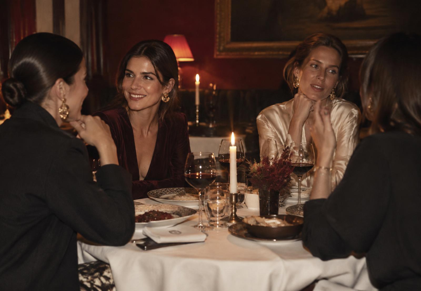 Mujeres compartiendo una cena a la luz de las velas en Madrid