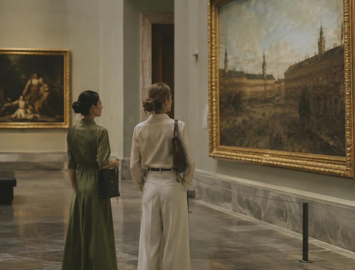 Dos mujeres contemplando cuadros en un museo